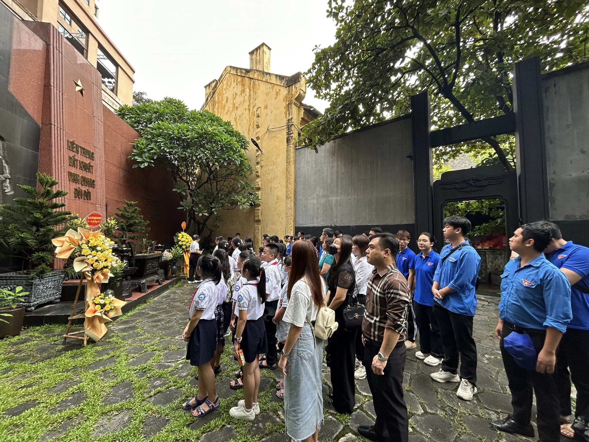 Phường Xuân Đỉnh tổ chức học tập thực tế tại Di tích Nhà tù Hỏa Lò nhằm Hưởng ứng “Tuần lễ học tập suốt đời” năm 2023