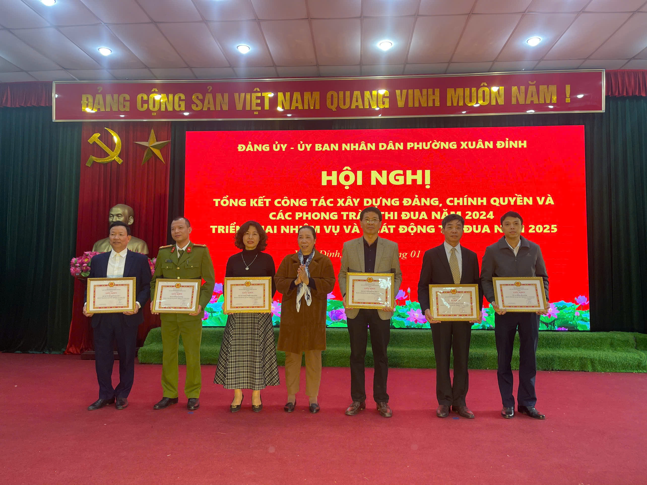 Đảng ủy – UBND phường Xuân Đỉnh tổ chức Hội nghị tổng kết công tác xây dựng Đảng, chính quyền và các phong trào thi đua năm 2024, triển khai nhiệm vụ và phát động thi đua năm 2025